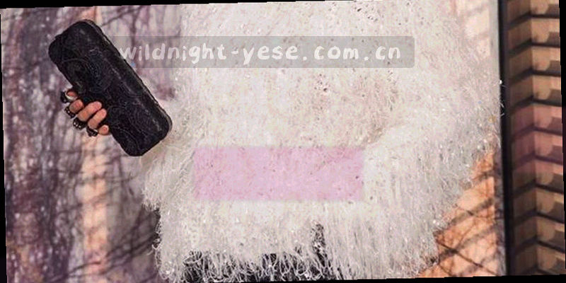 夜色中灯光下的路牌指向多个方向